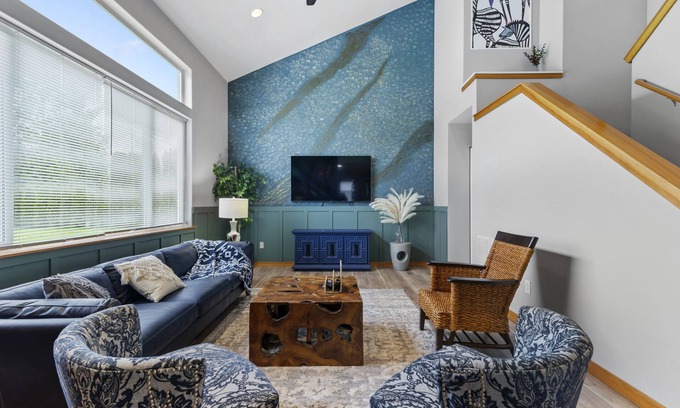 Lake Stevens House | Stylish Home in Lake Stevens: Pet-Friendly with Spa & Breakfast