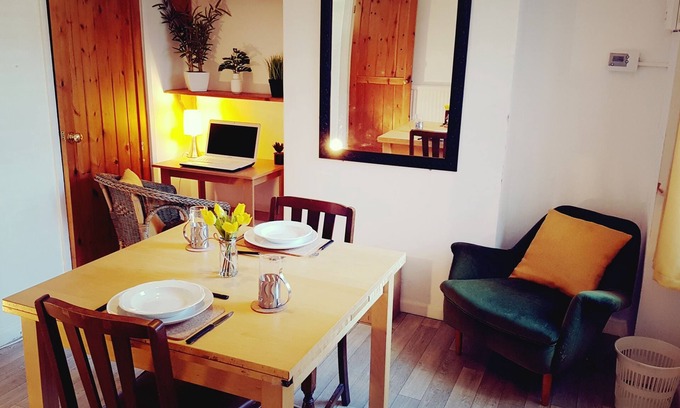 Norwich House | Cozy Retreat with Ideal Work Space and Breakfast Included