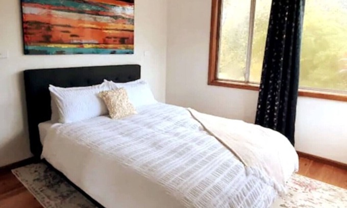 Mount Ousley House | Modern 3BR House Near Wollongong Uni with Free Parking & Wi-Fi