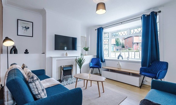 Stalybridge House | Modern Stalybridge House with WiFi, Parking & Family-Friendly