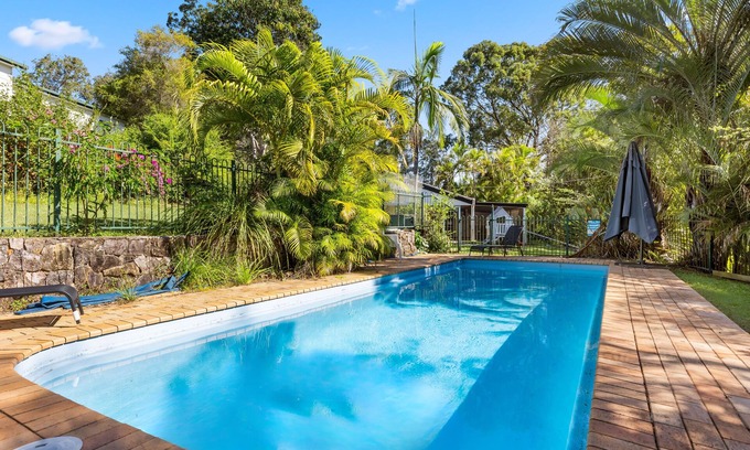 Kenmore House | Stylish Retreat Near Bikeway & Lone Pine Koala with Pool
