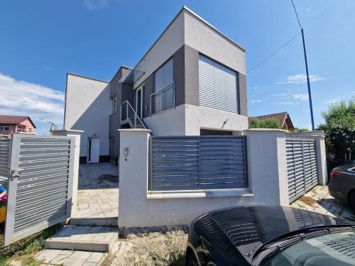 Dubnica nad Vahom House | Stylish house terrace and garage