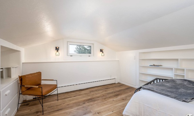 Seward House | Modern House with Spa and Breakfast in a Family-Friendly Setting