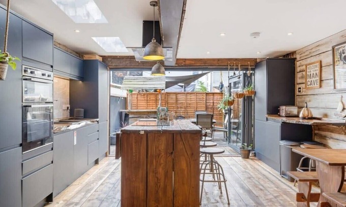 Exeter House | Chic House Near Exeter Centre with Free Parking & Ocean View