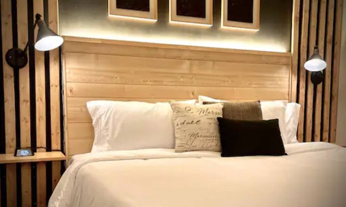 Halton Regional Municipality Apartment | Stylish Retreat with King Bed & Free Parking for Guests