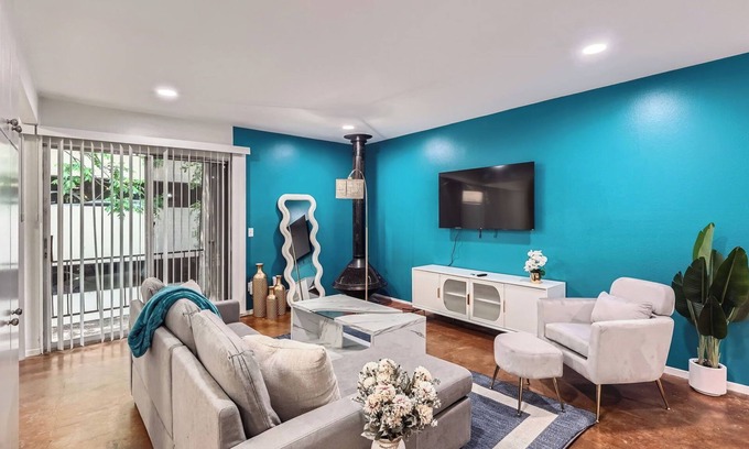 Bouldin Apartment | Stylish King Suite Getaway | Sleeps 4 | Pool, Prkg
