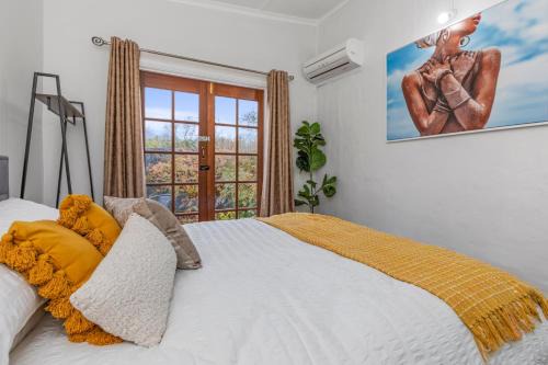 Lake Albert Villa | Elegant Lake Albert Cottage, Wagga Wagga - Pet Friendly Retreat