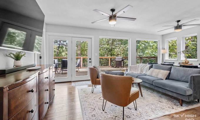 Garfield House | Stylish Lakefront Home on Beaver Lake in Beautiful Northwest Arkansas!