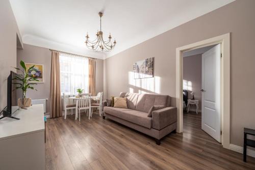 Grizinkalns Apartment | Inviting Latvian Classic Style Apartment - Child Friendly Stay