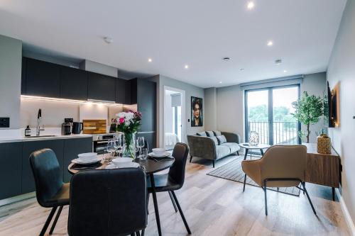 Holbeck Apartment | Stylish City Centre 2 Bed: Family-Friendly Retreat