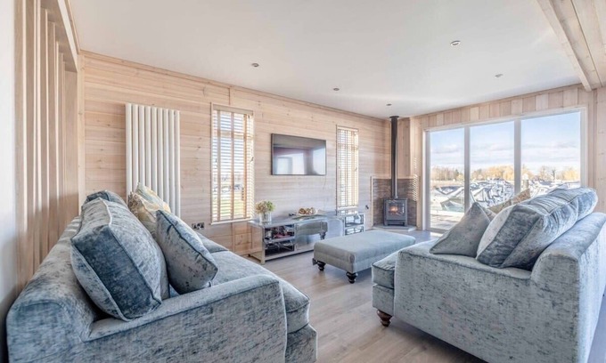 Windsor House | Unforgettable Lodge at Windsor Racecourse Marina - 10/10 Rated