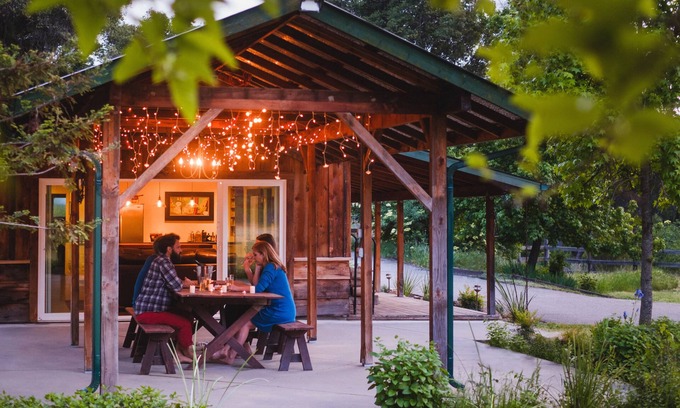 Mariposa House | Tranquil Lodge with Spa and Hot Tub by Yosemite Gates