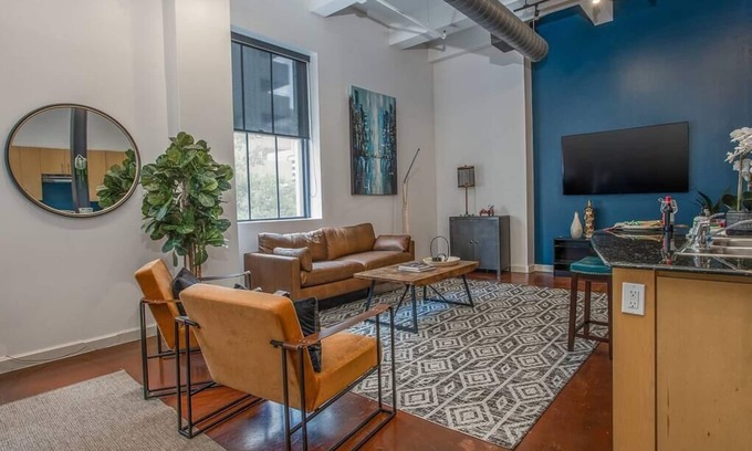 Downtown Fort Worth Apartment | Designer Studio in the Heart of Sundance Square - 10/10 Rating