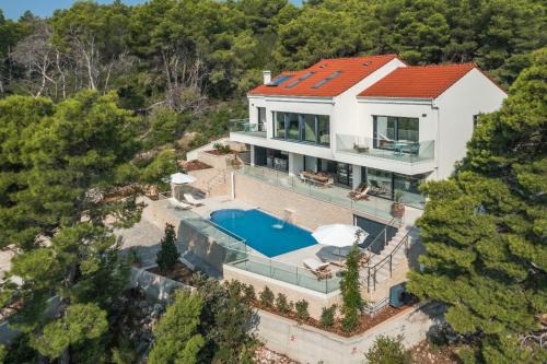 Lumbarda Villa | Stylish 4-Bedroom Villa Hera with Oceanfront Pool
