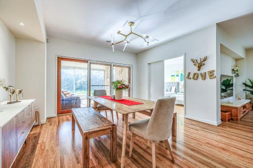 Point Cook House | Trendy House for Groups, Steps from Shopping & Pet Friendly