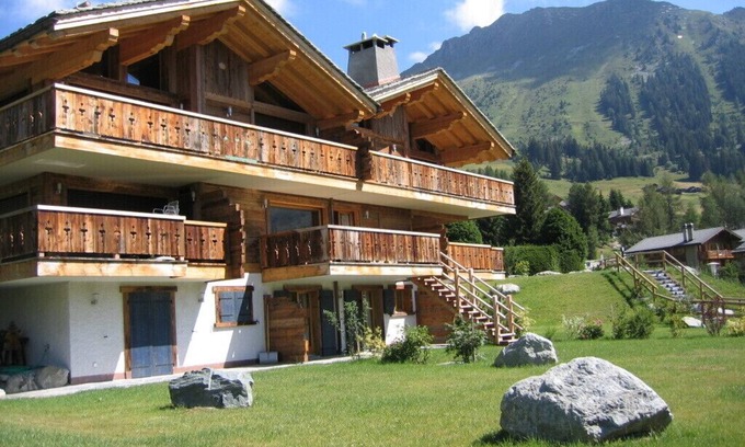 Verbier Apartment | Stylish Apartment with Ocean Views, Garden & 10/10 Rating