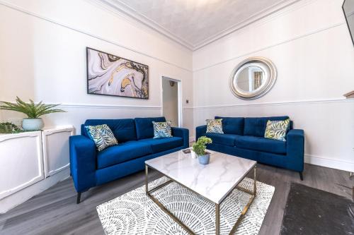 Barrow-in-Furness Apartment | Elegant 4BR King Bed Hotel: Guest Rated 9.6/10