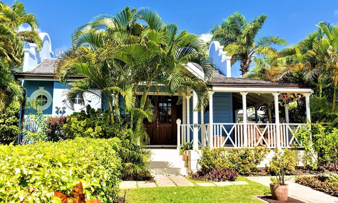 Porters Villa | Elegant Poolside Villa with Ocean View Near the Beach
