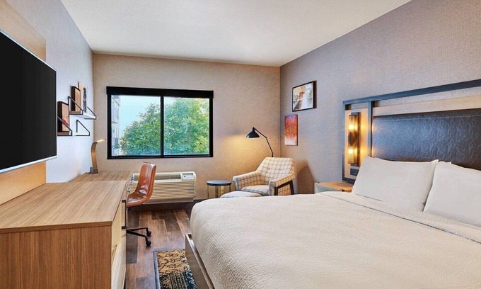 Salt Lake City Hotel | Modern Marriott Hotel with Restaurant Near SLC Airport
