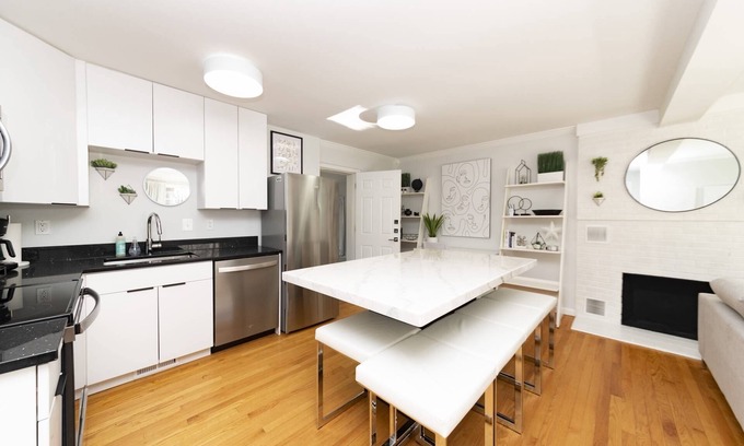 Parole House | Discover Admiral's Retreat: Free Parking & Pet Friendly