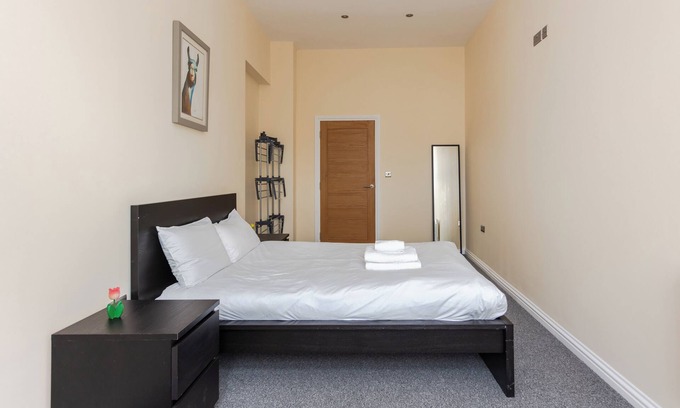 Peninsula Apartment | Modern 2 Bedroom Retreat in Greenwich with Spa & Breakfast