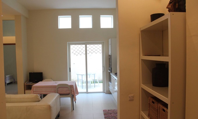 Tal-Ghoqod Apartment | Modern Oceanfront Apartment in St. Julians with Breakfast
