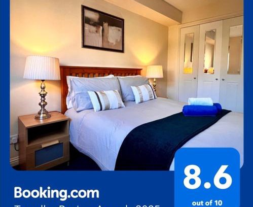 North Glasgow Apartment | Stylish Modern Flat with Juliet Balcony & Parking