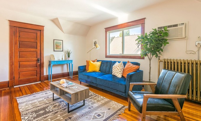 West Seventh House | Stylish Loft Retreat with Wheelchair Access & Breakfast