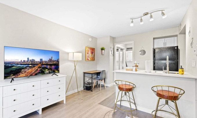 Allandale Apartment | Modern Studio Retreat Near Downtown with Pet-Friendly Options