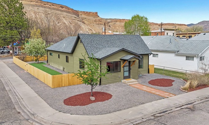 Palisade House | Stylish New 3-bedroom Retreat in Downtown Palisade with AC