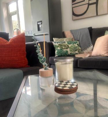 Thorpe Satchville Apartment | Stylish New 4BR - Great for Groups - Free Parking