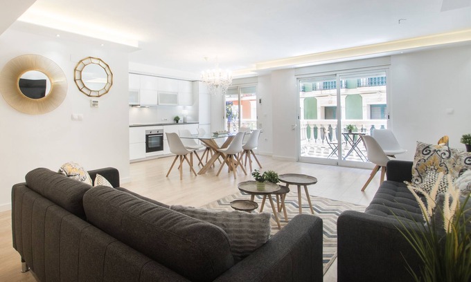 Alicante City Centre Apartment | Elegant Apartment in Alicante with Oceanfront Views & Spa