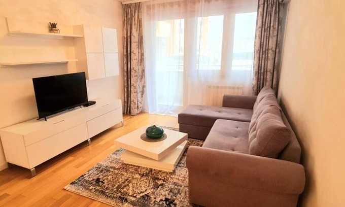 Novi Beograd Apartment | Stylish New Belgrade Apartment with Convenient Parking