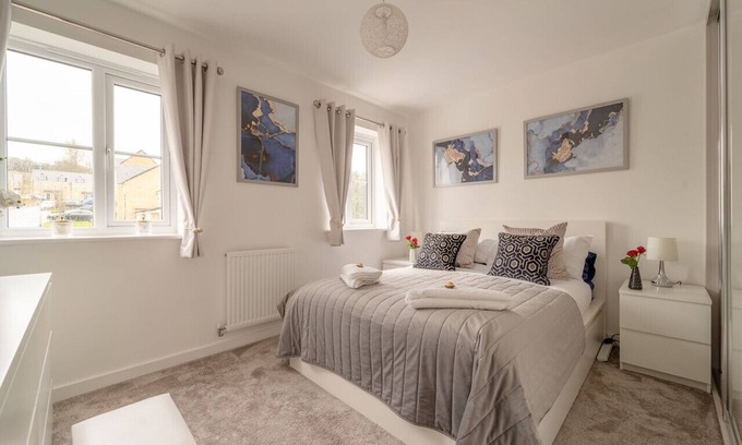 Fence House | Modern Home in Central Colne: Family & Pet Friendly Stay