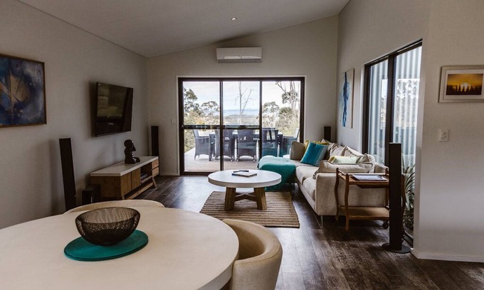 Shadforth House | Stylish Oceanfront Holiday Home with Top Guest Ratings