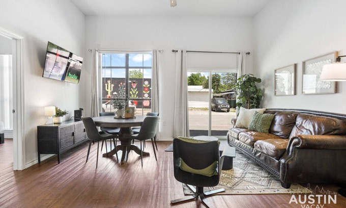 North Loop Apartment | Modern North Lamar Retreat for Groups with Free Parking