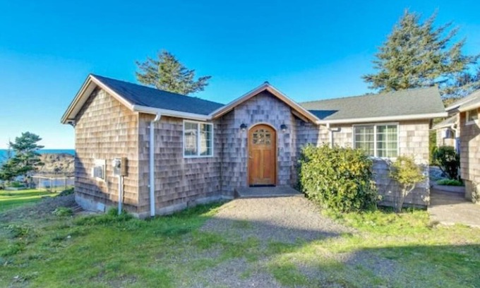 Depoe Bay House | Seaside Retreat: Oceanfront Cottage by Pirate Cove