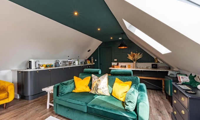 Tetbury Apartment | Elegant Cotswold Coach House in Tetbury with Kitchen