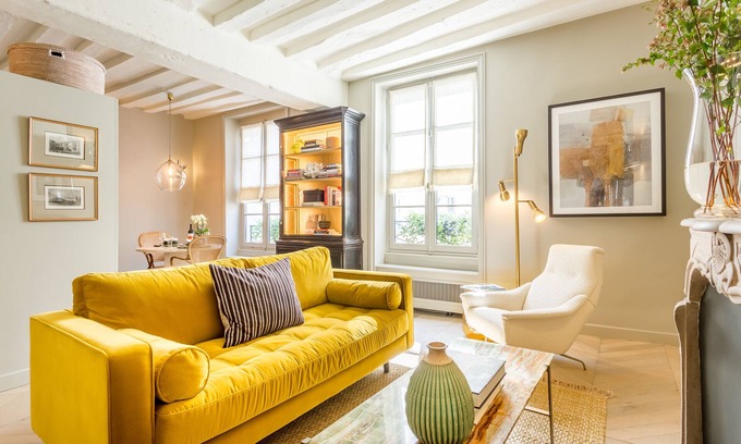 Quartier de la Monnaie Apartment | Stylish One Bedroom Retreat with Spa in Saint Germain