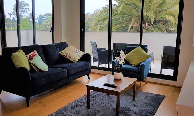 Caulfield North Apartment | Perfect Parkside Apartment: 2 Bed, Oceanfront & Netflix