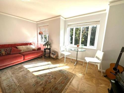 Oakleigh Apartment | Stylish 2-Bed Flat with Free Parking & Child-Friendly Amenities