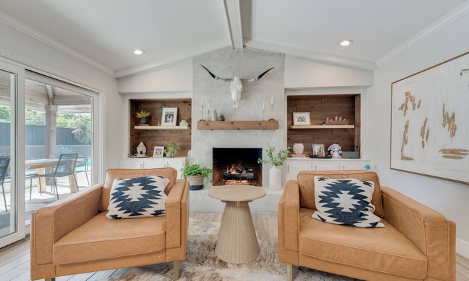 Northeast Dallas House | Stylish Private Dallas house. Large backyard with pool.