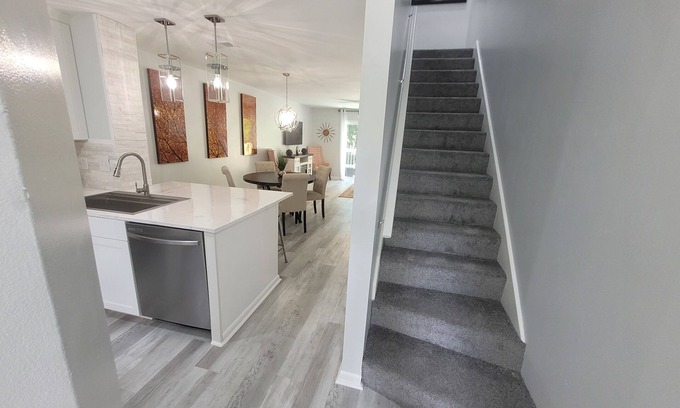 North Charleston House | Stylish Remodeled Townhouse with Ocean View & Pool Access