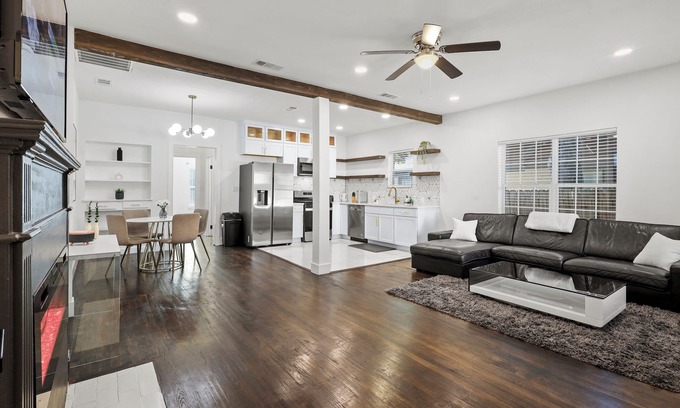 Dallas House | Stylish renovated 1-bedroom/1 bath duplex in Oaklawn/uptown Dallas with office