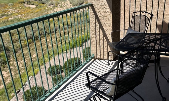 Superstition Lakes Condo | Elegant Resort Retreat with Pool & Spa Near Dining Options