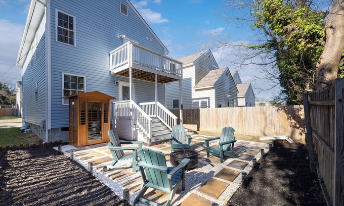 North Chesterfield House | Stylish retreat in charming Richmond with Private Sauna and other modern touches