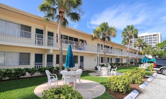 Siesta Key Condo | Guest Rated 10/10: Stylish Retreat on Private Crescent Beach