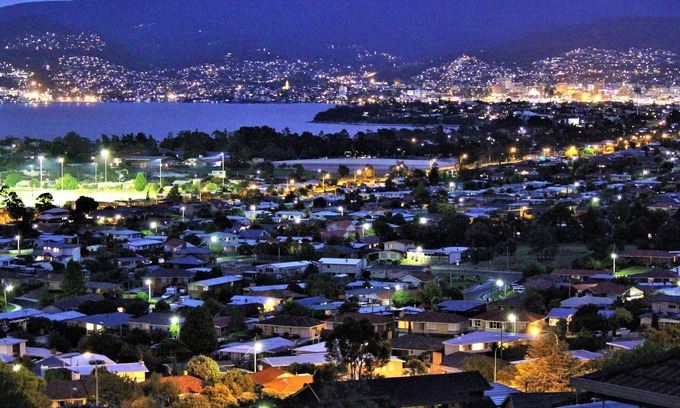 Howrah Apartment | Stylish Retreat with Spectacular Hobart Views, Wifi, Parking,10 mins CBD