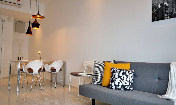 Bukit Bintang Condo | Stylish Room Near KLCC Pavillion with Pool & Spa Access