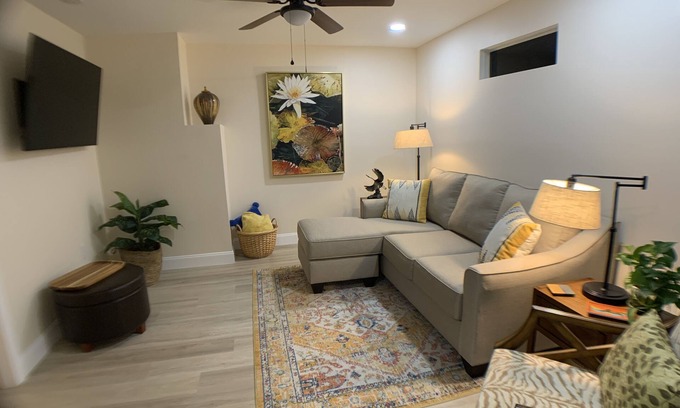 Altamont Manor Apartment | Chic Sabal Palm Apartment - Walk to Downtown Ft. Myers!